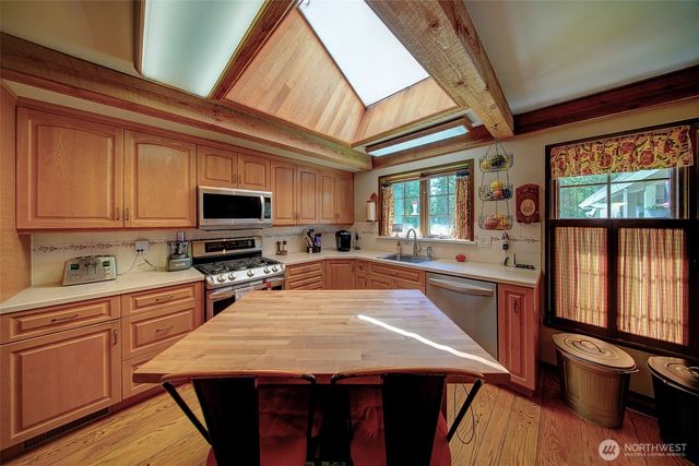 37418 W Lake Walker Drive SE, Enumclaw, WA 98022
