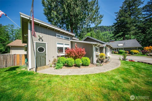 37418 W Lake Walker Drive SE, Enumclaw, WA 98022