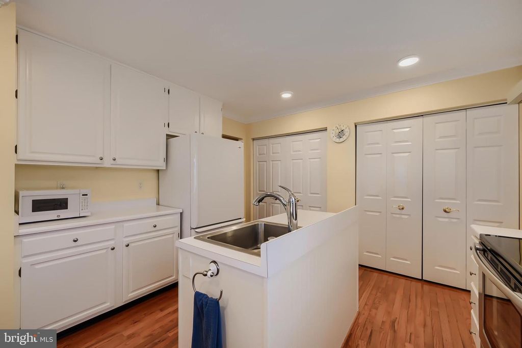 Image 10 of property listing at 6928 N RIVER DR, Middle River, MD 21220