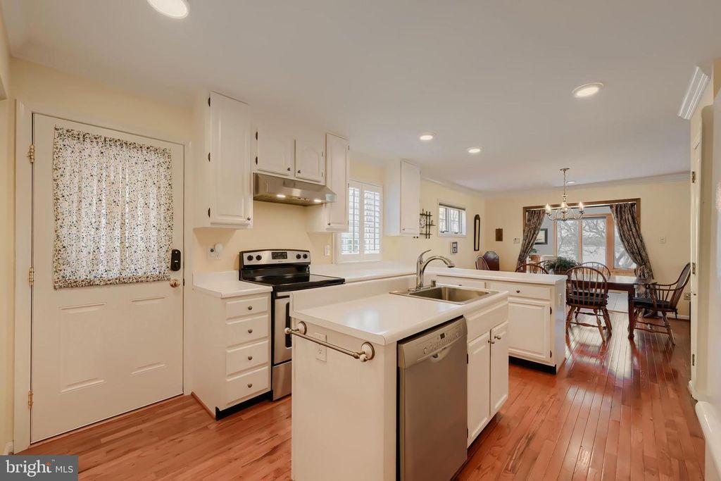 Image 12 of property listing at 6928 N RIVER DR, Middle River, MD 21220