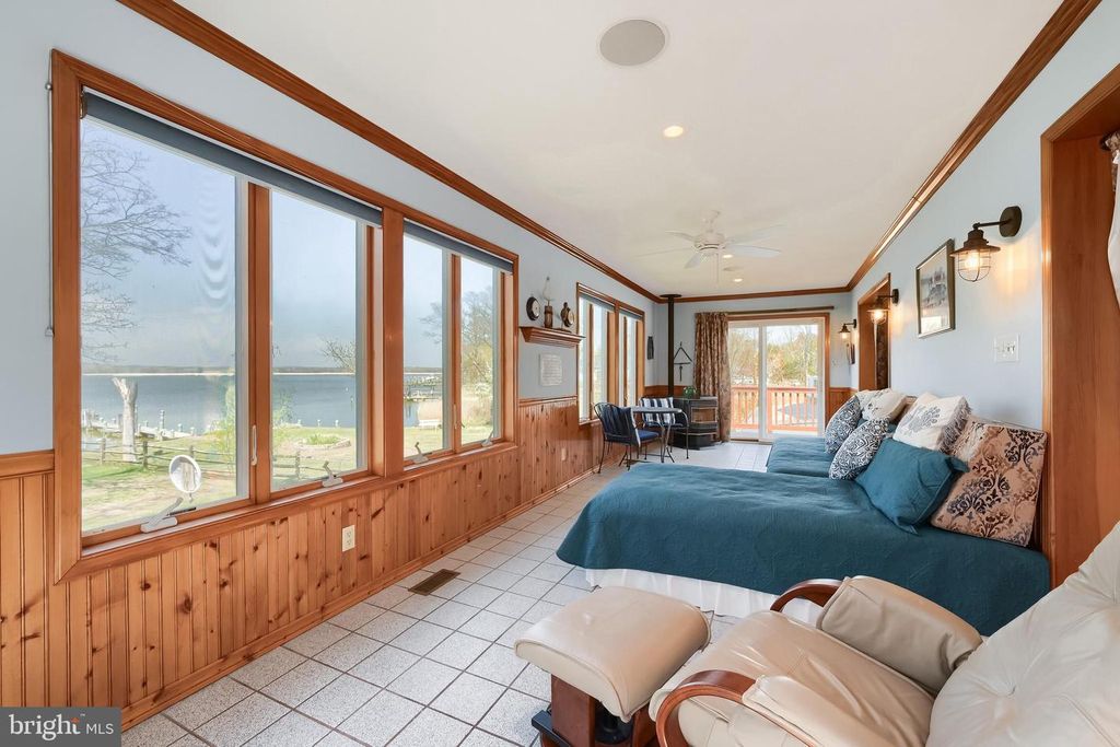 Image 13 of property listing at 6928 N RIVER DR, Middle River, MD 21220