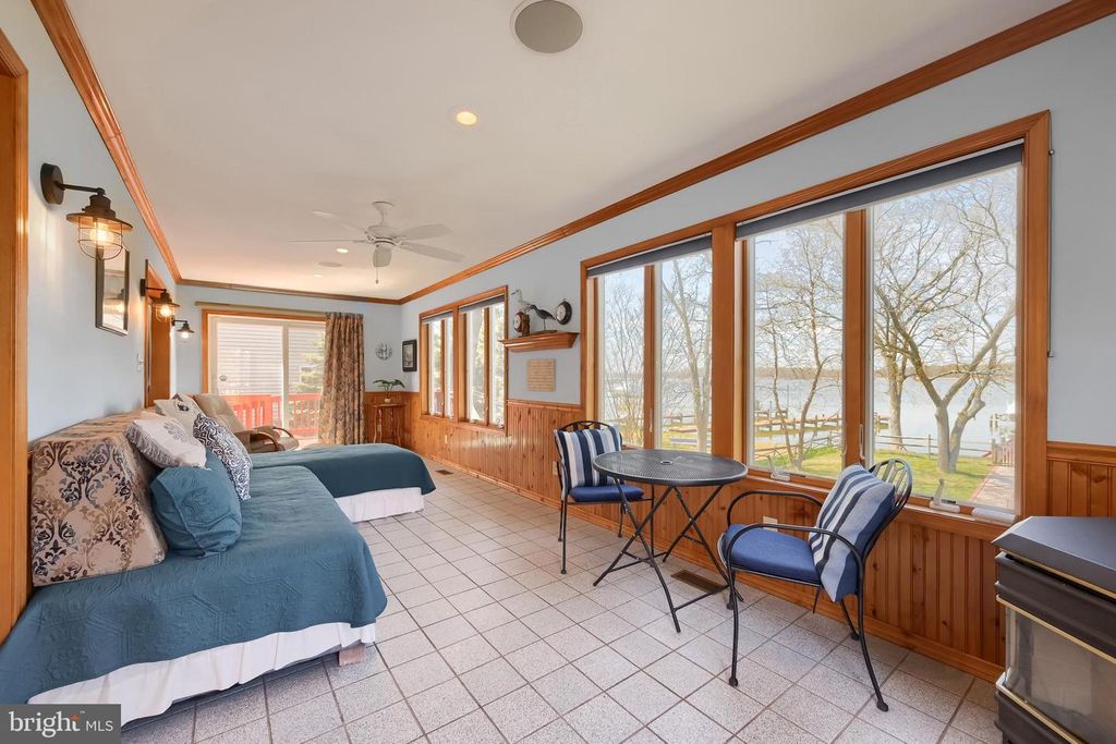 Image 14 of property listing at 6928 N RIVER DR, Middle River, MD 21220