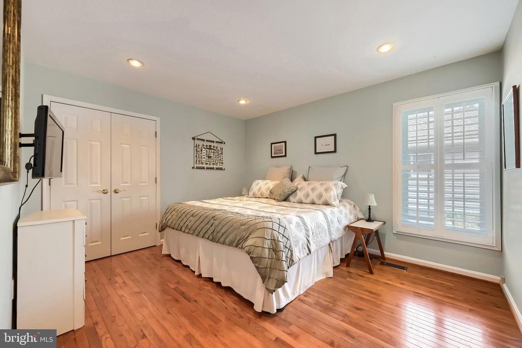 Image 15 of property listing at 6928 N RIVER DR, Middle River, MD 21220