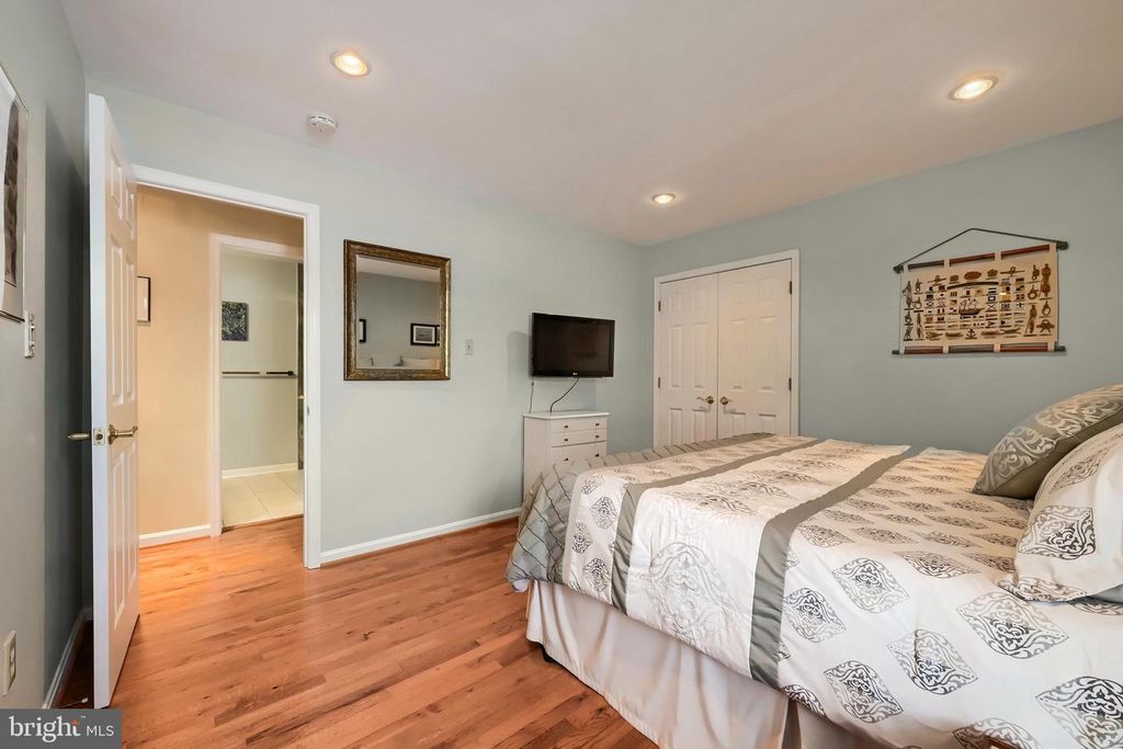 Image 16 of property listing at 6928 N RIVER DR, Middle River, MD 21220