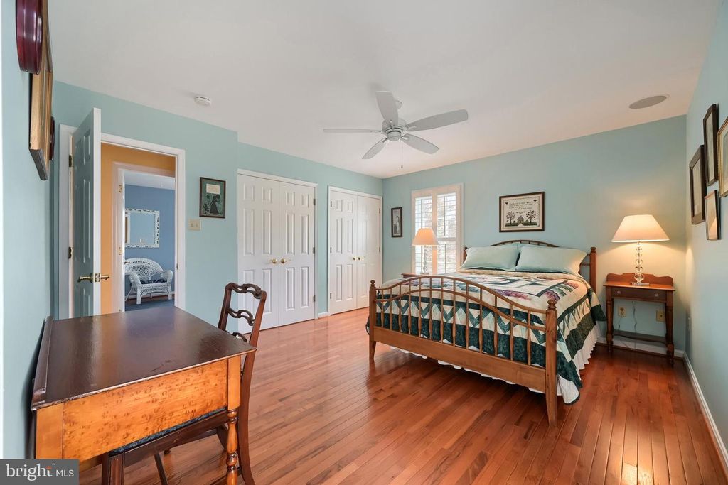 Image 18 of property listing at 6928 N RIVER DR, Middle River, MD 21220