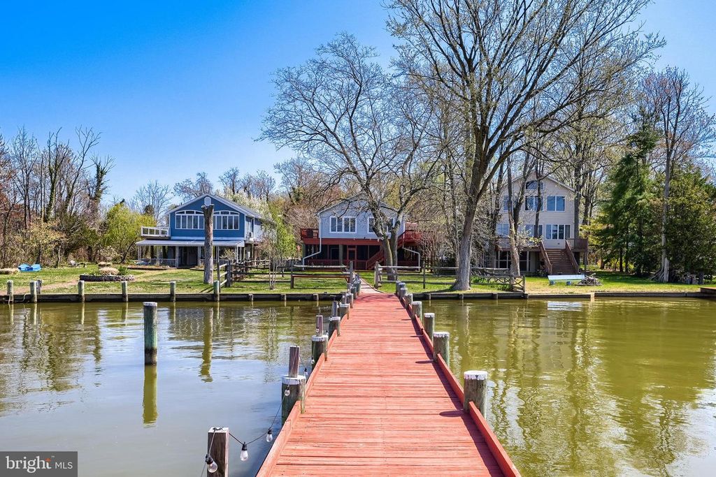 Image 2 of property listing at 6928 N RIVER DR, Middle River, MD 21220