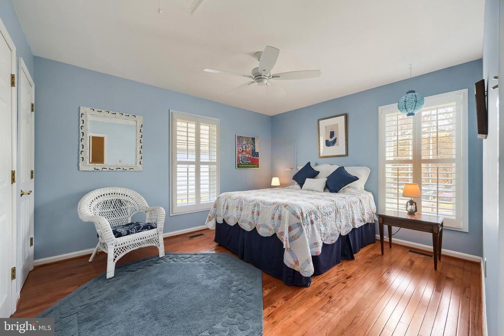 Image 20 of property listing at 6928 N RIVER DR, Middle River, MD 21220