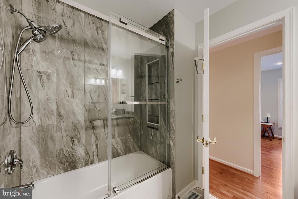 Image 22 of property listing at 6928 N RIVER DR, Middle River, MD 21220