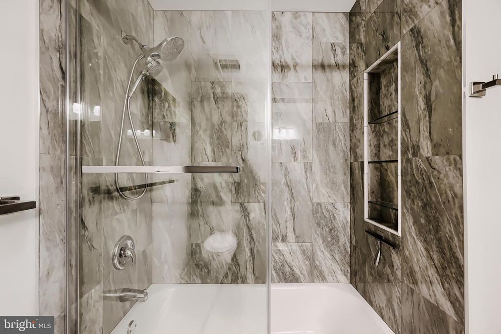 Image 23 of property listing at 6928 N RIVER DR, Middle River, MD 21220