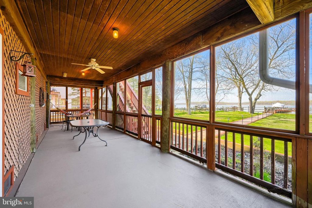 Image 27 of property listing at 6928 N RIVER DR, Middle River, MD 21220