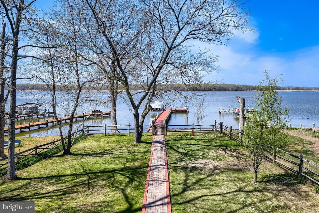 Image 29 of property listing at 6928 N RIVER DR, Middle River, MD 21220