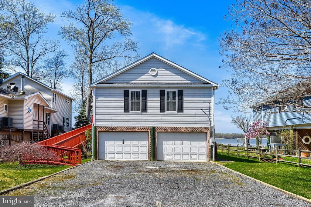 Image 3 of property listing at 6928 N RIVER DR, Middle River, MD 21220