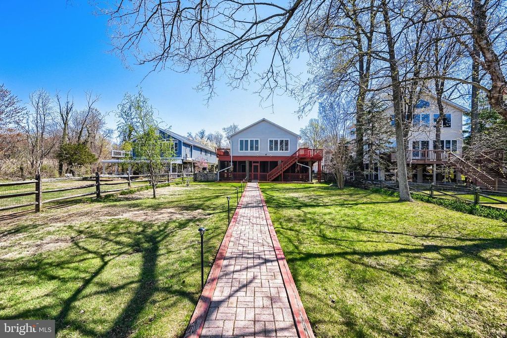 Image 31 of property listing at 6928 N RIVER DR, Middle River, MD 21220