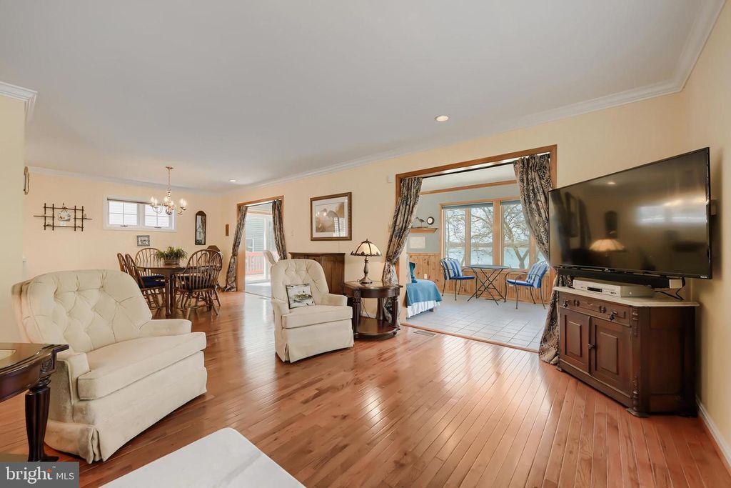 Image 4 of property listing at 6928 N RIVER DR, Middle River, MD 21220