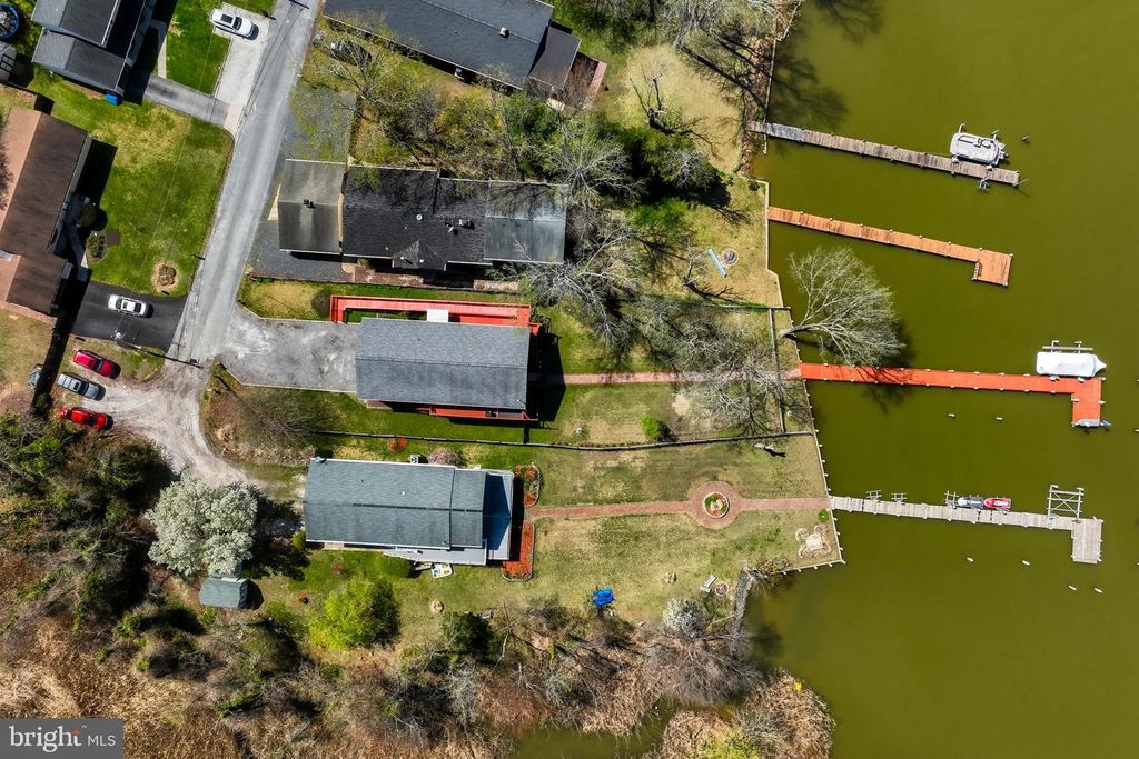 Image 43 of property listing at 6928 N RIVER DR, Middle River, MD 21220