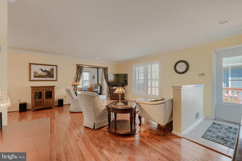 Image 5 of property listing at 6928 N RIVER DR, Middle River, MD 21220