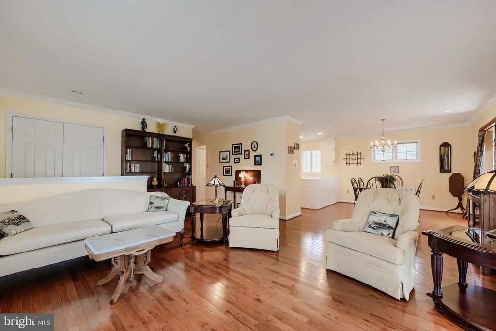 Image 6 of property listing at 6928 N RIVER DR, Middle River, MD 21220