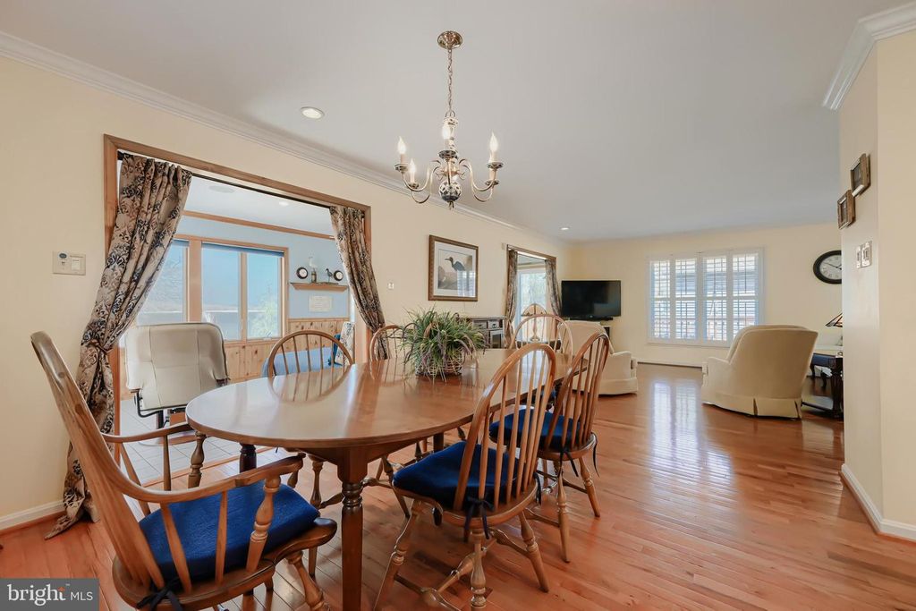 Image 7 of property listing at 6928 N RIVER DR, Middle River, MD 21220