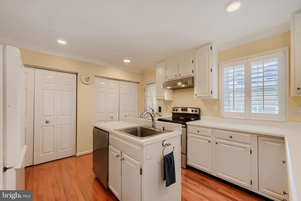 Image 9 of property listing at 6928 N RIVER DR, Middle River, MD 21220