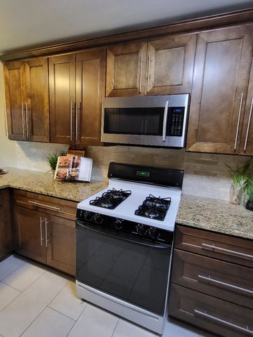 5843 Doe Circle 1, Westmont, IL 60559
