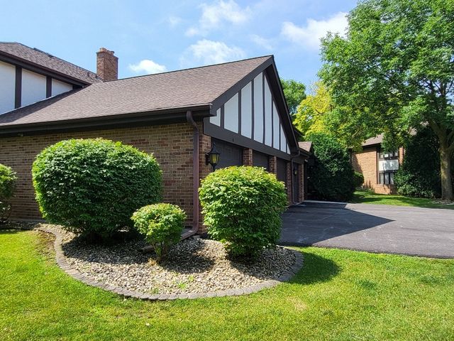 5843 Doe Circle 1, Westmont, IL 60559