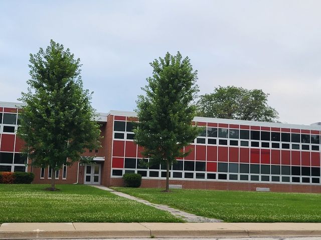 5843 Doe Circle 1, Westmont, IL 60559