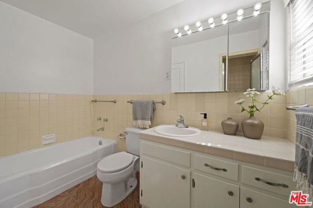 5345 Village, Los Angeles, CA 90016