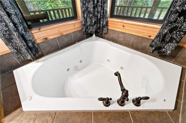 22365 N Log Cabin Drive, Sulphur Springs, AR 72768