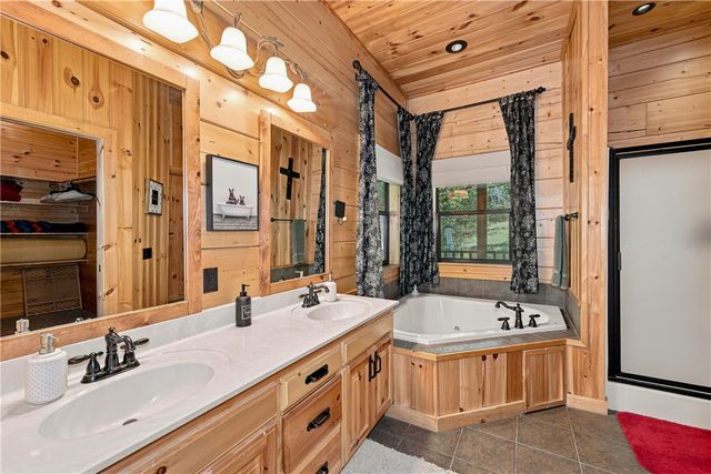 22365 N Log Cabin Drive, Sulphur Springs, AR 72768