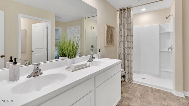 2101 Fox Meadows Circle, Bluff City, TN 37618