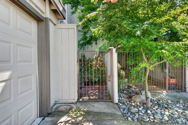 8728 Bluff Ln, Fair Oaks, CA 95628