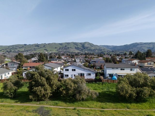 933 Foxridge Way, San Jose, CA 95133