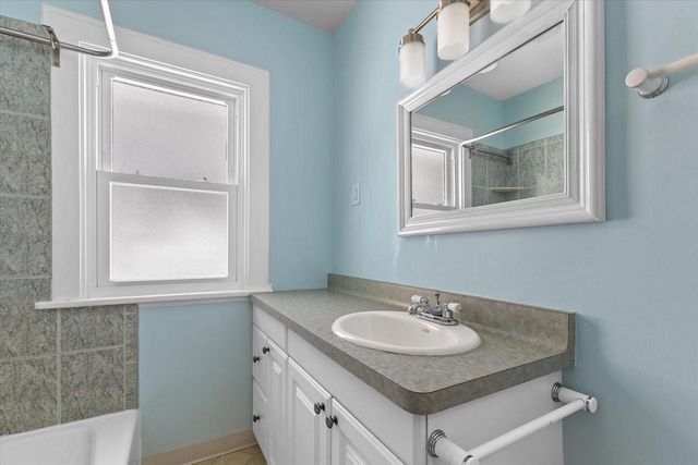 140 S Hartwell AVENUE, Waukesha, WI 53186