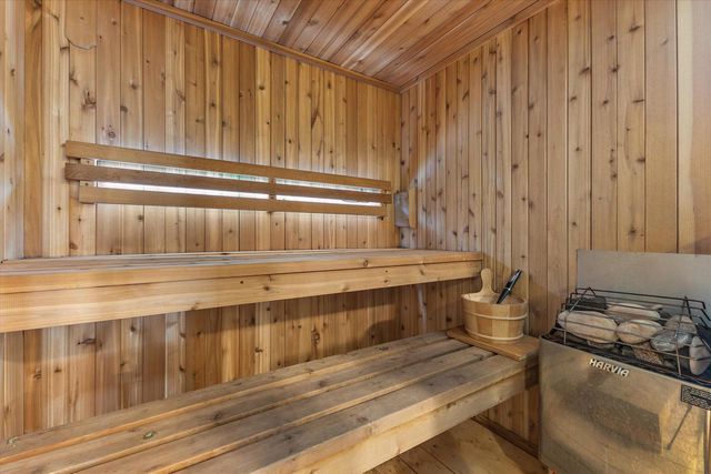 140 S Hartwell AVENUE, Waukesha, WI 53186
