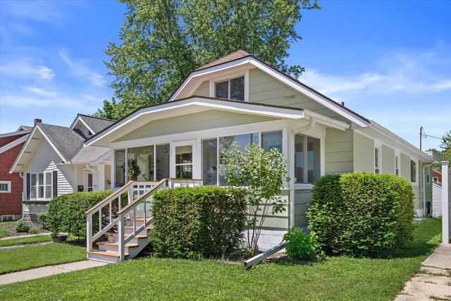 140 S Hartwell AVENUE, Waukesha, WI 53186