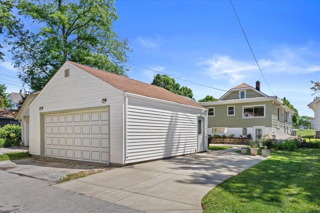 140 S Hartwell AVENUE, Waukesha, WI 53186