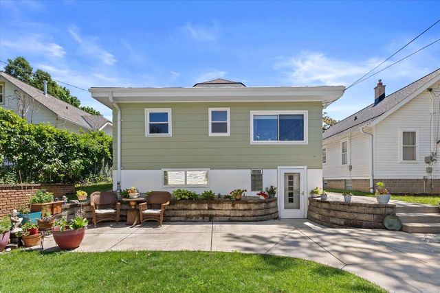 140 S Hartwell AVENUE, Waukesha, WI 53186