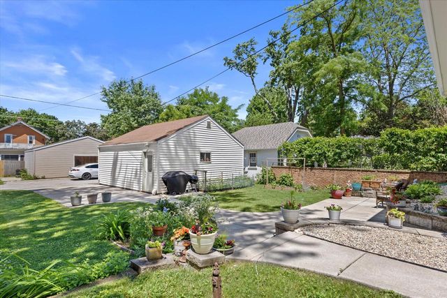 140 S Hartwell AVENUE, Waukesha, WI 53186