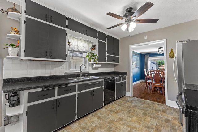140 S Hartwell AVENUE, Waukesha, WI 53186