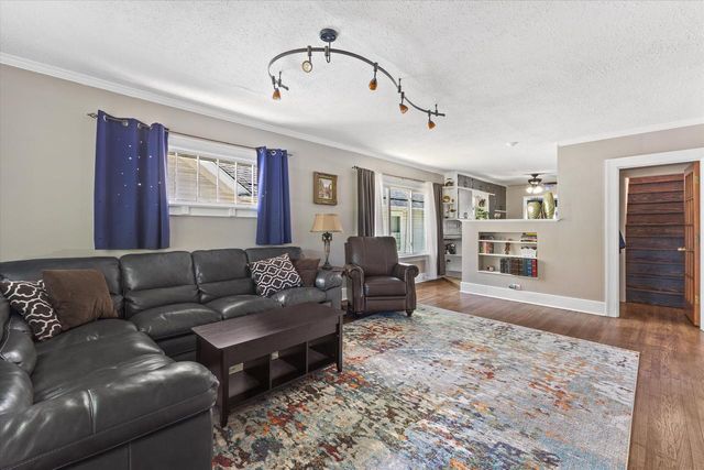 140 S Hartwell AVENUE, Waukesha, WI 53186