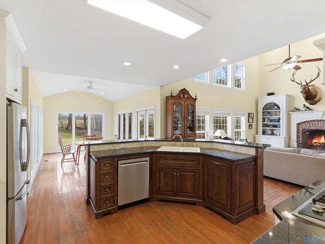 30 Cardinal Drive, Guntersville, AL 35976