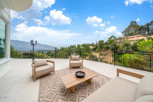 450 Palmerstone Drive, La Canada Flintridge, CA 91011