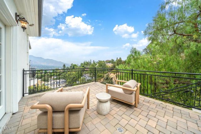 450 Palmerstone Drive, La Canada Flintridge, CA 91011