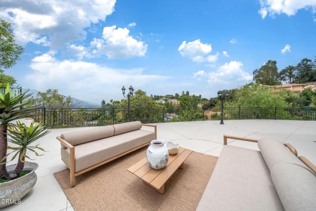 450 Palmerstone Drive, La Canada Flintridge, CA 91011