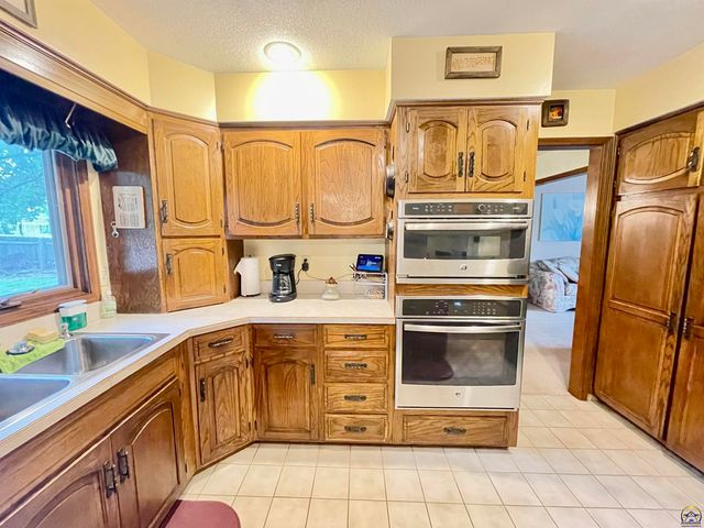 3833 SW Canterbury Town RD, Topeka, KS 66610