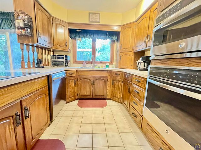 3833 SW Canterbury Town RD, Topeka, KS 66610