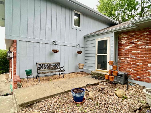 3833 SW Canterbury Town RD, Topeka, KS 66610