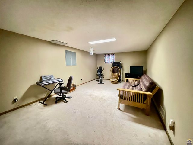 3833 SW Canterbury Town RD, Topeka, KS 66610