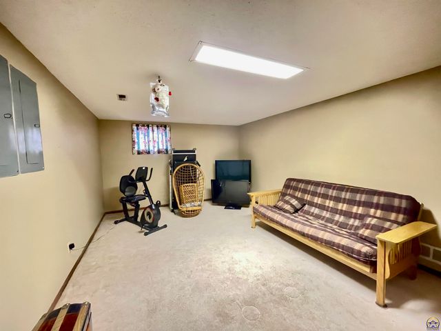 3833 SW Canterbury Town RD, Topeka, KS 66610