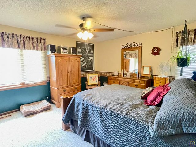 3833 SW Canterbury Town RD, Topeka, KS 66610